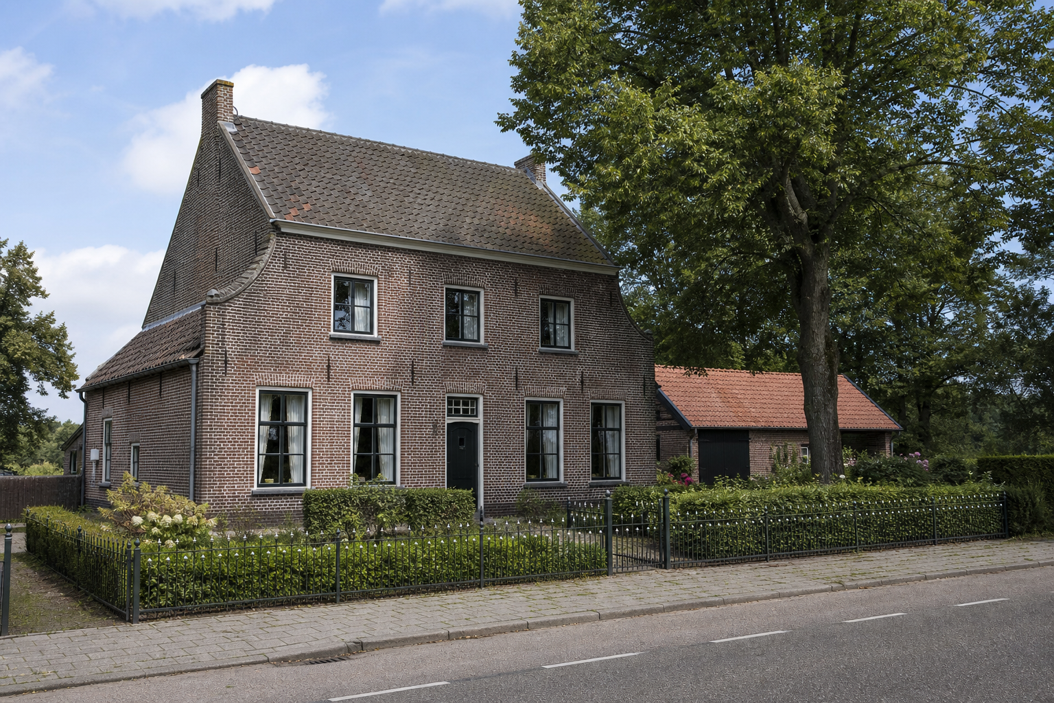Oud bakstenen woonhuis in een groene Brabantse straat